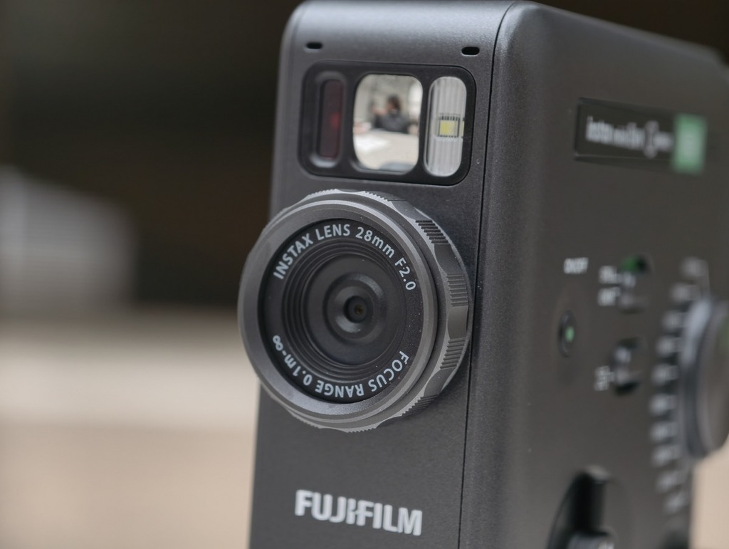 扭動鏡頭轉盤,亦可以將不同年代的畫質效果作加減調整。