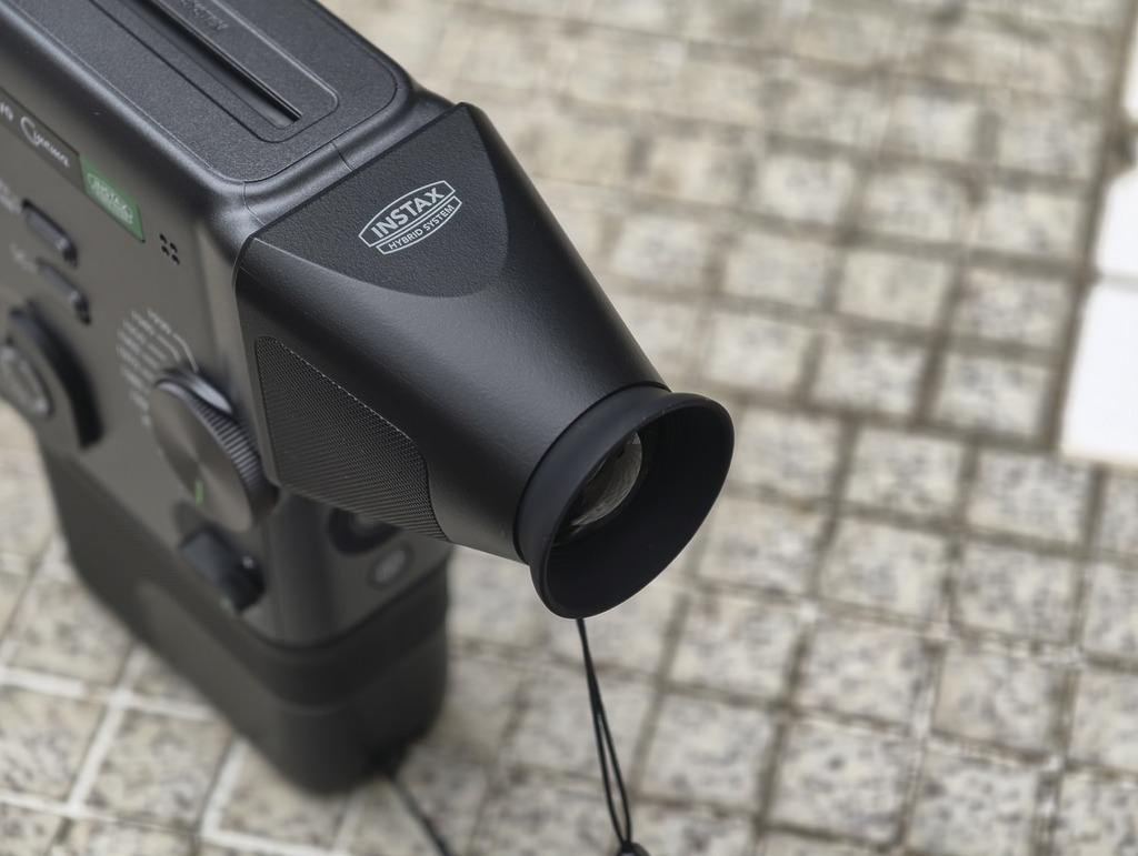 附帶外接觀景器及外接手柄,提升操作體驗。