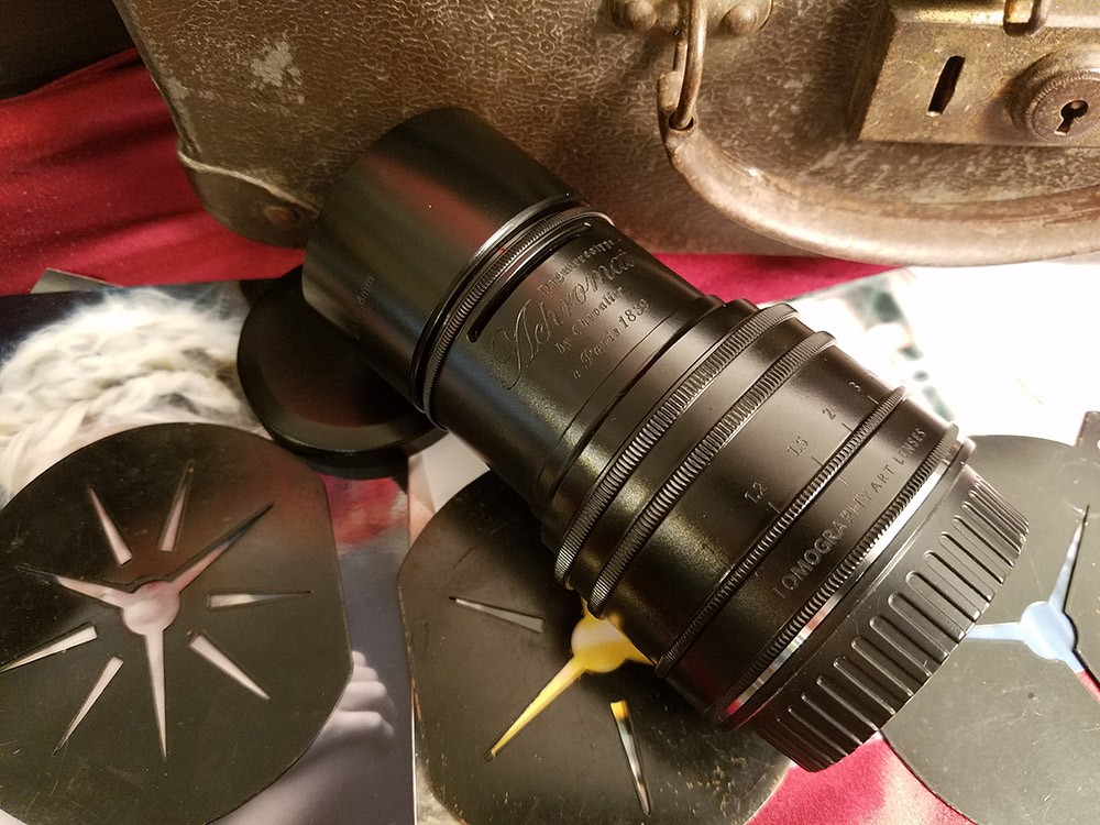 Daguerreotype Achromat 2.9/64 Art Lens 備有黃銅及黑色版本兩款。