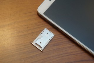 雙 SIM 卡只有其中一張行到 4G 網絡，而第二張 SIM 亦要與 microSD 插槽共用
