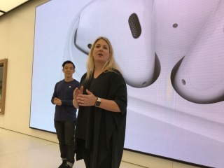 Apple 港澳台地區零售業務市場總監 Kristen Petralia 親臨開幕儀式。