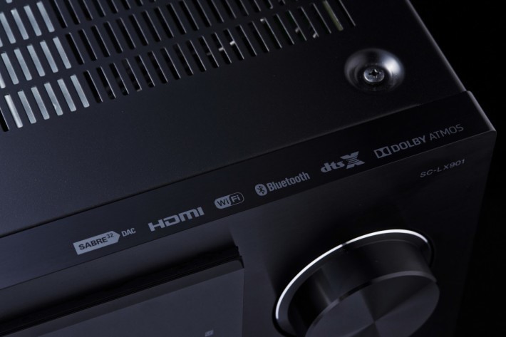 內置最新的 Dolby Atmos 及 DTS：X 多聲道音效解碼功能，締造全方位效果。