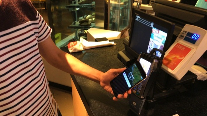 交易時只要將手機的 NFC 對住感應式讀卡器，即可完成，過程以秒速搞定。