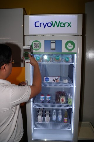 CryoWerx CEO Darwin Gosal 示範用智能電話掃瞄 QR Code 打開雪櫃門。