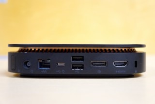 有齊各式介面，但 USB 大頭就只得兩組。