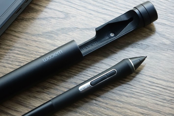 隨機附設無源 Pro Pen 2 及個「筆盒」一個。