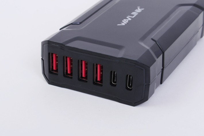 除了為 Notebook 充電，亦可同時替其他 USB 裝置注入電力。