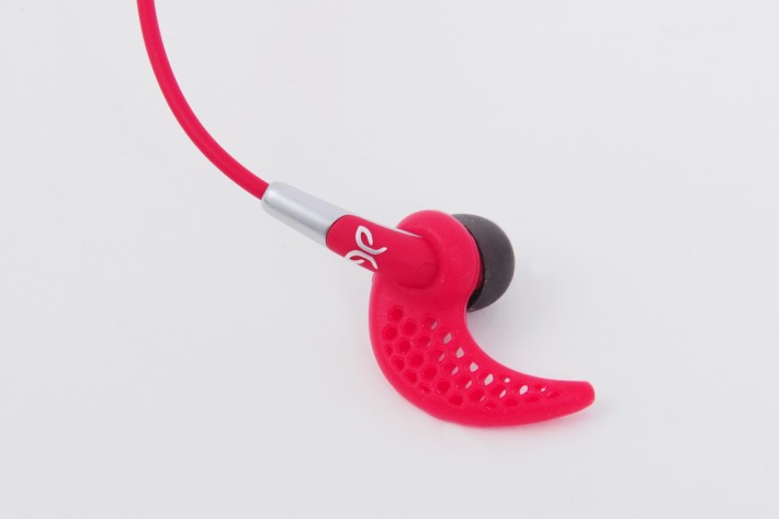 備有不同 Size 的獨特的「錐型耳塞」，用家在運動時耳機都可以緊貼耳朵。
