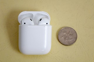 充電盒非常小巧，不比一個 5 元硬幣大多少。