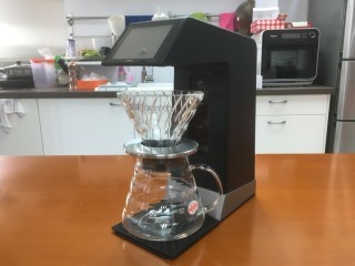 Hario SMART7 除了咖啡機本體之外，還附有濾杯、咖啡壼和 40 張濾紙。