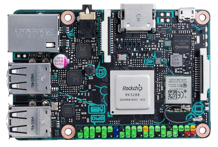 Tinker Board 外型極似 Raspberry Pi，接口也兼容，但效能就較高。
