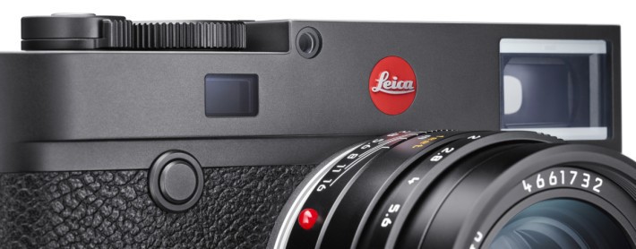 黑色版的 Leica M10 配上銀色的接環，加上銀色的按鍵作點綴。