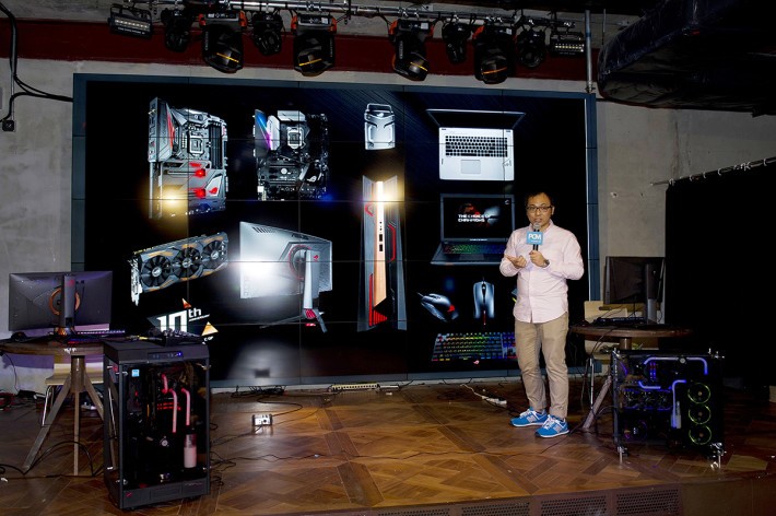 Asus 主機板產品經理 Ivan 為大家介紹新主機板 Aura Sync 功能特點。
