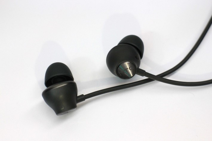 USB Type-C 介面、專屬的「U Sonic」入耳式耳機，此耳機備有一個高敏感度米高風，以聲納技術去解構用戶的耳道，從而調節出最適合用戶的聲音取向。