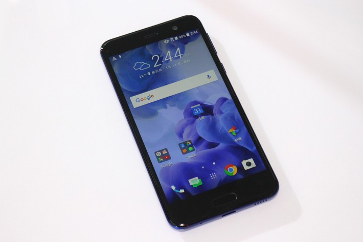 HTC U Play 使用 5.2吋1,080p 屏幕，機身較小，手感有點像 iPhone 7。