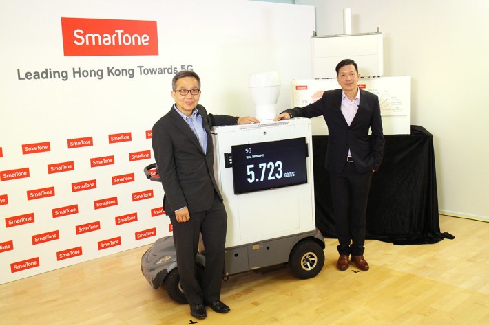 SmarTone 科技總裁鄒金根(左) 與 Ericsson香港及澳門技總裁李仲明 (右) 向媒體介紹5G技術演示。
