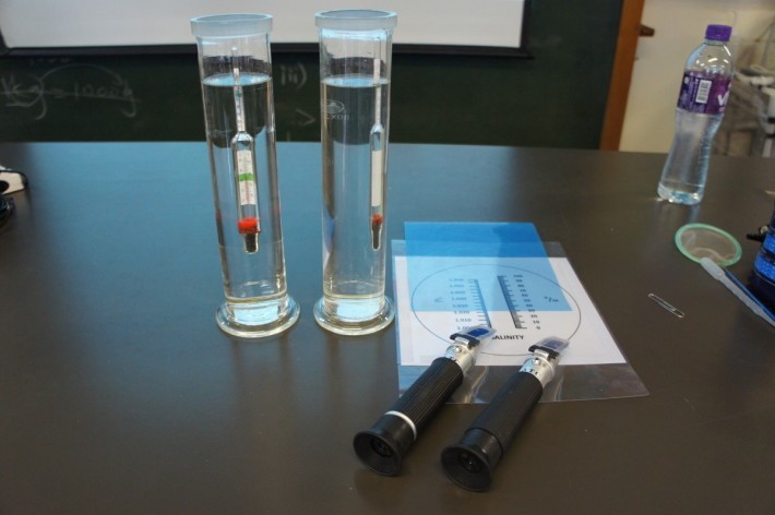 圖中的左方是鹽度計，右方是 折射鹽度鏡，研究海洋生態當中 有不少STEM元素。