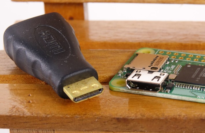 為了保持小巧，RPi Zero W 採用 Mini HDMI 插座，連接電視時可能需要轉換插。