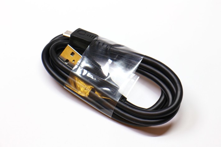 USB 2.0 傳輸線比一般手機用的較粗。