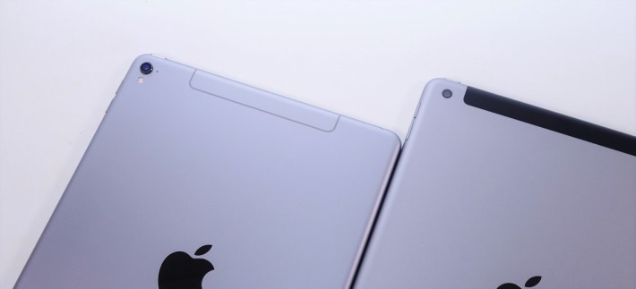 iPad Pro (左)，相機鏡頭會有少許凸出，而且配備閃燈。