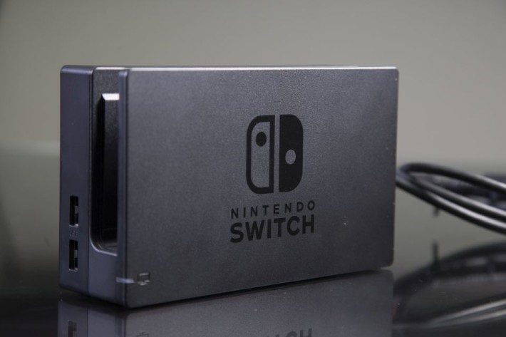 Switch 的基座有點像「祼族」硬碟架，只要將主機插入架的中央，便可以把影像傳送至電視之上，變成家用遊戲主機。