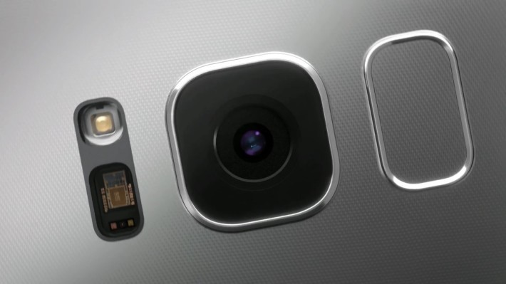 鏡頭跟 S7/S7 edge 規格相同。指紋感應器則在鏡頭右邊。