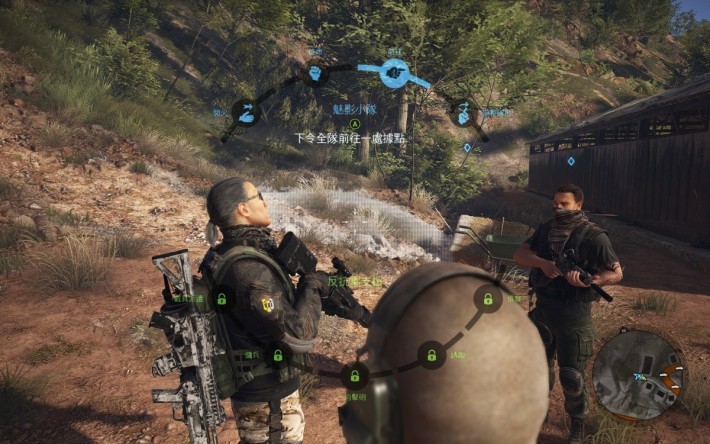 玩家可透過下達指令，讓隊友在指定位置待機，或者進行同步射擊，對於潛入敵方基地極有幫助。