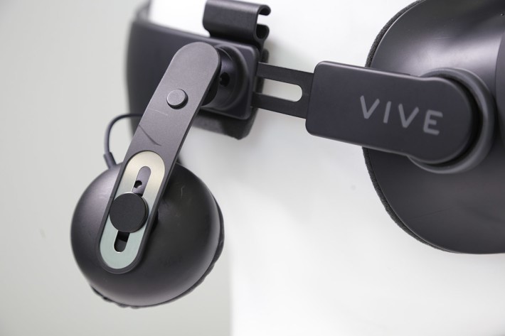 具有可調整式設計，用戶在使用 VIVE 時可有較佳的聲音體驗。