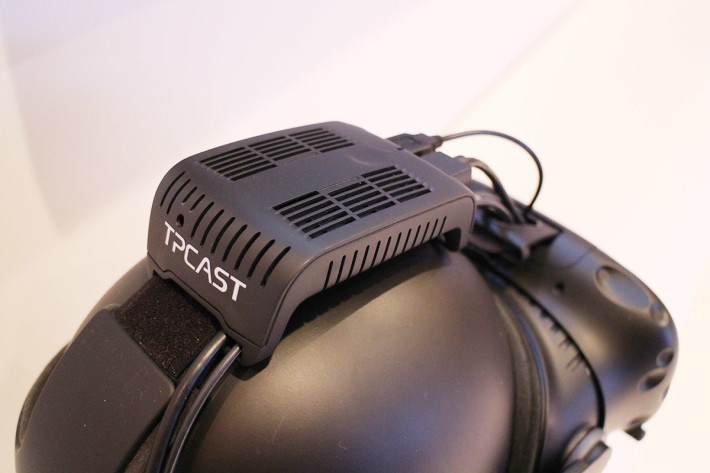 據知專屬的無線傳輸組件 TPCast 也快將推出，到時使用 VIVE 就會更加便利。