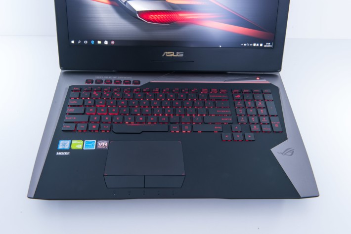 G752 的鍵盤擁有紅色背光鍵盤，手感相當出色，頂部更加入錄影按鍵及五顆巨集鍵。
