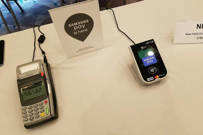 除了支援 NFC 支付之外，更支援 MST（ Magnetic Secure Transmission ）技術，令舊式的磁帶碌卡機也可以使用 Samsung Pay。