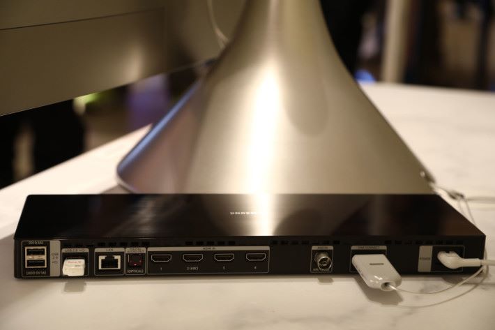 QLED系列仍保留外置One Connect Box設計，減少電視機背一大抽線材，對掛牆安裝用戶會比較合用。