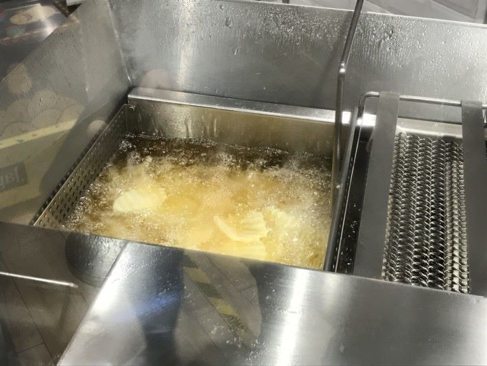 在沸油表面會出現大量的泡，它們其實是薯片中的水分遇高溫變成的水蒸氣。