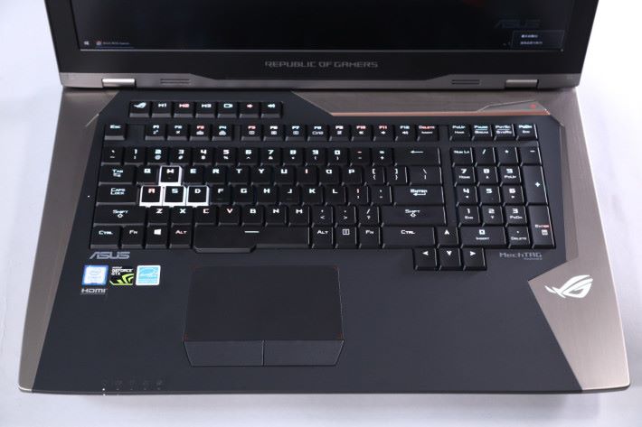 MechTAG 機械鍵盤，WASD 按鍵設計特地加入白邊，而四方向按鍵與其他按鍵略為分開， 避免誤按。