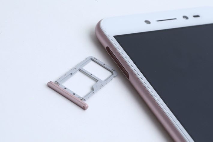 用家如要使用兩張 SIM 卡，就要捨棄使用 MicroSD 卡了。