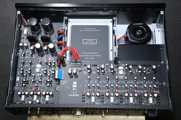 ．UDP-205 內的機板佈局比203豐富好多，左方兩聲道音頻處理，像 Sonica DAC 一樣分開左右聲道電路。另罕有仍提供7.1 聲音模擬輸出。