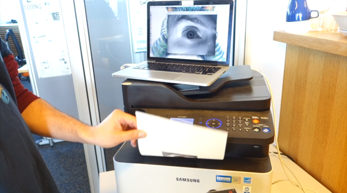 他們利用雷射打印機把眼睛部分打印出來。