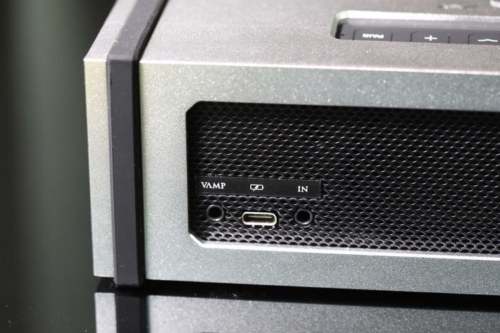 內置 VAMP 技術耳擴，據稱質素可等同於 200 美元級別產品。使用 USB-C 介面充電，提防過熱令安全性提高。