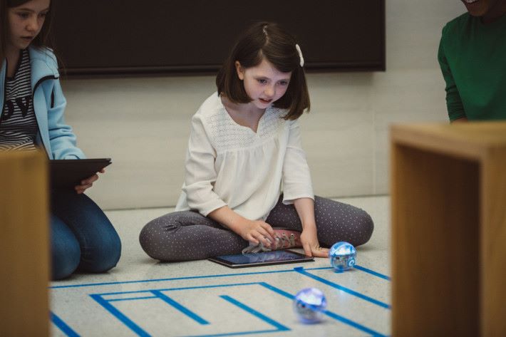 全球已有超過 100 萬小孩使用《 Swift Playgrounds 》來學習基礎編程，如今他們可以控制現實世界的物件。