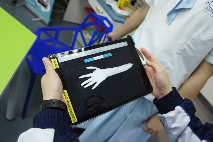 為了讓義肢貼近每位用家手形，同學們構思是利用巿場上的立體掃描技術，量度用家手部真正尺寸。