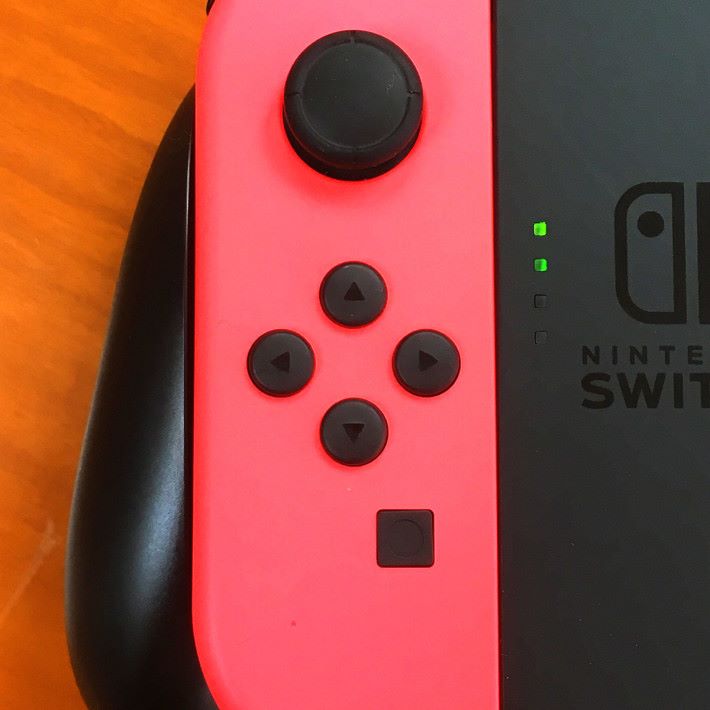 Nintendo Switch 左邊手掣原本是四個獨立的按鍵