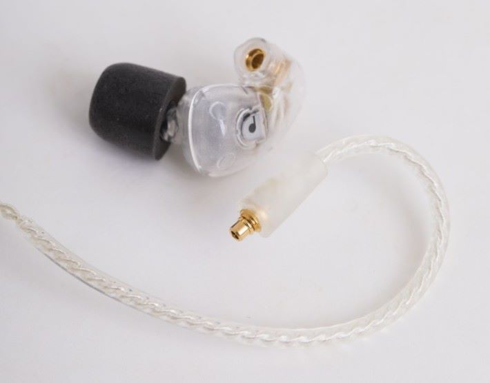 以 MMCX 單針頭連接方便用家換上不同耳機線材