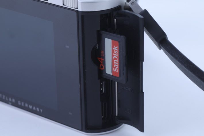 較為特別的是Leica TL2使用USB Type C端子。