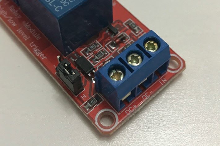 繼電器連接至 Arduino 的一端。IN 接口需連接至 Arduino 其中一個數位輸出，而 DC+ 及 DC- 分別連接至 Arduino 的 5V 輸出及接地（GND）接口。