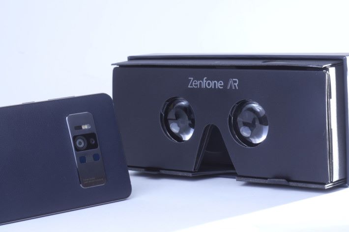 包裝盒內備有 VR 專用的 Cardboard，但需手持使用，想體驗 VR 可以更舒適的話，最好配合 Daydream VR 使用。