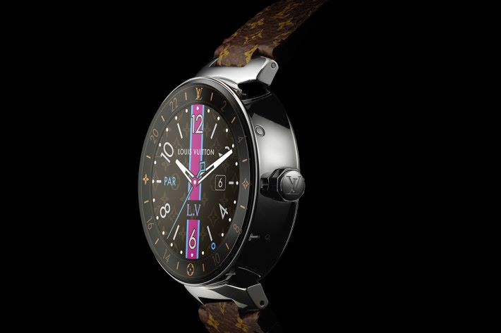 42mm 的錶殼在 LV 於瑞士的製錶工場鑄造，更擁有特別的 Tambour Moon 凹面錶圈。