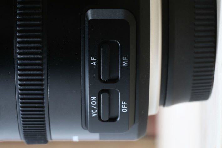24-70mm 和 18-400mm 鏡則同樣設有對焦模式及防震開關。