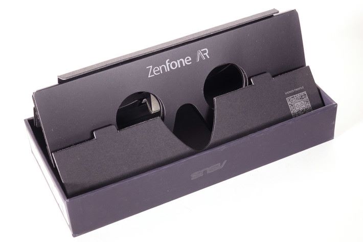 包裝盒內有乾坤就係講頂蓋原來收藏了 Cardboard，拆下來就可以配合 ZenFone AR體驗 VR 世界了。