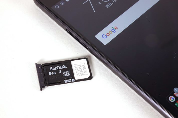 採用混合式插槽設計， microSD 與 SIM 2 任揀其一。