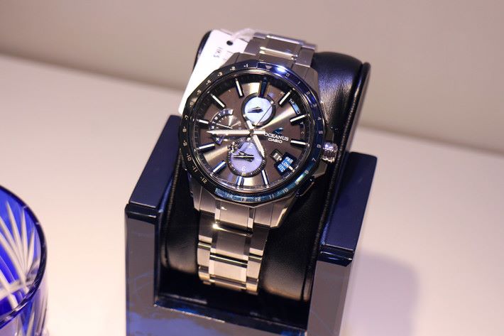 鋼帶設計的 「 OCEANUS 」OCW-2000S，外觀沿自釉陶瓷，也將其漸變色彩特點反映在錶圈上面。